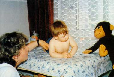 maminka PhDr. Tatiana Šindelářová, CSc. se svým synem Vojtíškem, který 28. 2. 1997 zemřel ve věku 7 let v ústavu sociální péče, protože společnost do které se narodil nám nedala žádné jiné možnosti na výběr, abychom mohli důstojně žít a být spolu